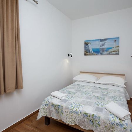 Villa Miema With Jacuzzi 扎达尔 外观 照片
