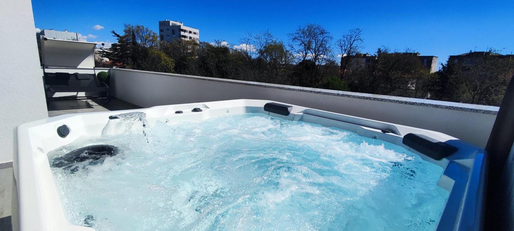Villa Miema With Jacuzzi 扎达尔 外观 照片
